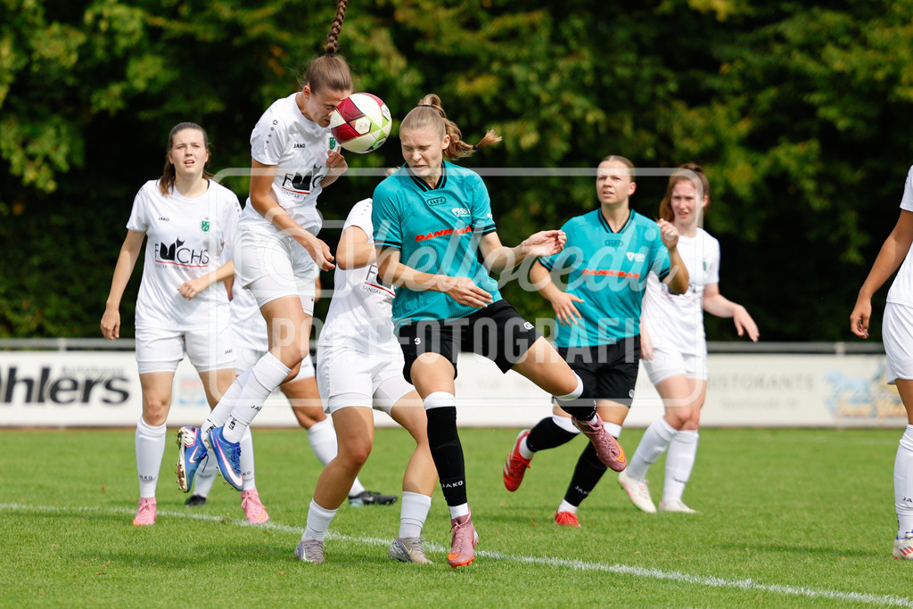 Fußball I Frauen I Westfalenpokal 26-27 I DJK GW Amelsbüren - SSV Rhade  I 18652 | Leonie Prüße (16, DJK GW Amelsbüren) und Vivien Grosser (3, SSV Rhade) im Kopfballduell nach einem Eckball. - Realisiert mit Pictrs.com