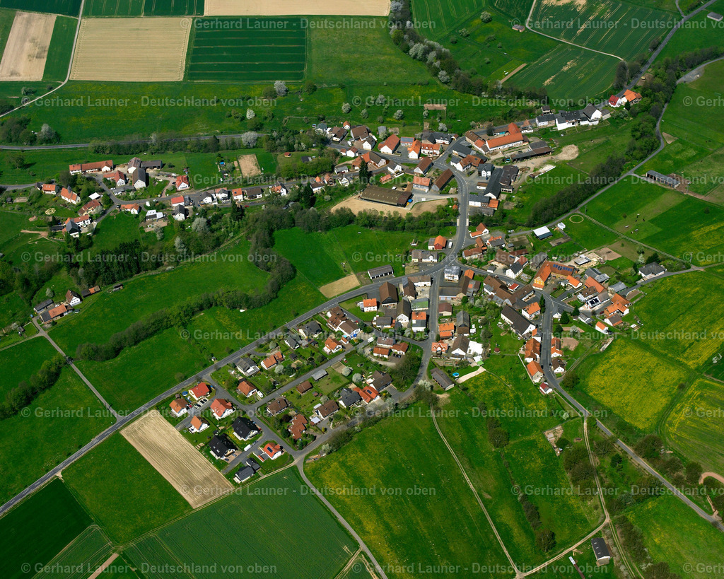 2615041 | BERNSBURG 07.06.2006 Ortsansicht am Rande von landwirtschaftlichen Feldern und Nutzflächen  in Bernsburg im Bundesland Hessen, Deutschland // Village view on the edge of agricultural fields and land  in Bernsburg in the state Hesse, Germany Foto: Gerhard Launer