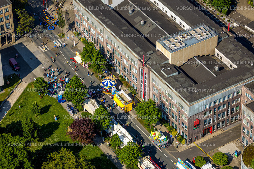 Witten240506896 | Luftbild, Himmelfahrtskirmes auf der Ruhrstraße am Gebäude der Sparkasse Witten Hauptstelle, Karussell und Verkaufsstände, Witten, Ruhrgebiet, Nordrhein-Westfalen, Deutschland