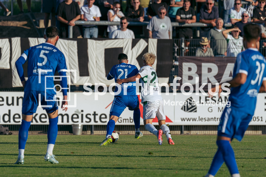 SSVg Velbert 02 – Borussia Mönchengladbach | Luca Köbele (SSVg Velbert 02) und Fritz Henri Fleck (Borussia Mönchengladbach) im Zweikampf. Testspiel zwischen der SSVg Velbert 02 und Borussia Mönchengladbach in Velbert, 12.08.2026. Endstand: 0:8. sportimfokus / Marcel Schwering - Realisiert mit Pictrs.com