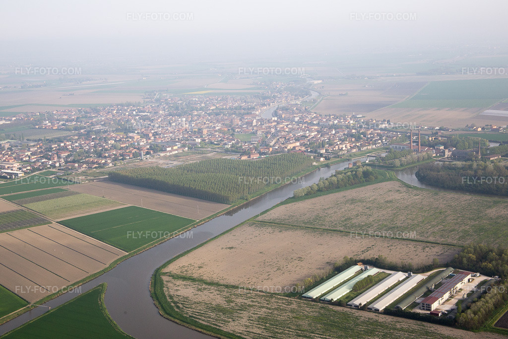 Aerial view: View of the town in Codigoro in the state Ferrara, Italy.Photo: IMG_087320.jpg taken on 04/05/2016 by Werner Riehm/FLY-FOTO.comResolution of the original: 5472 x 3648 px