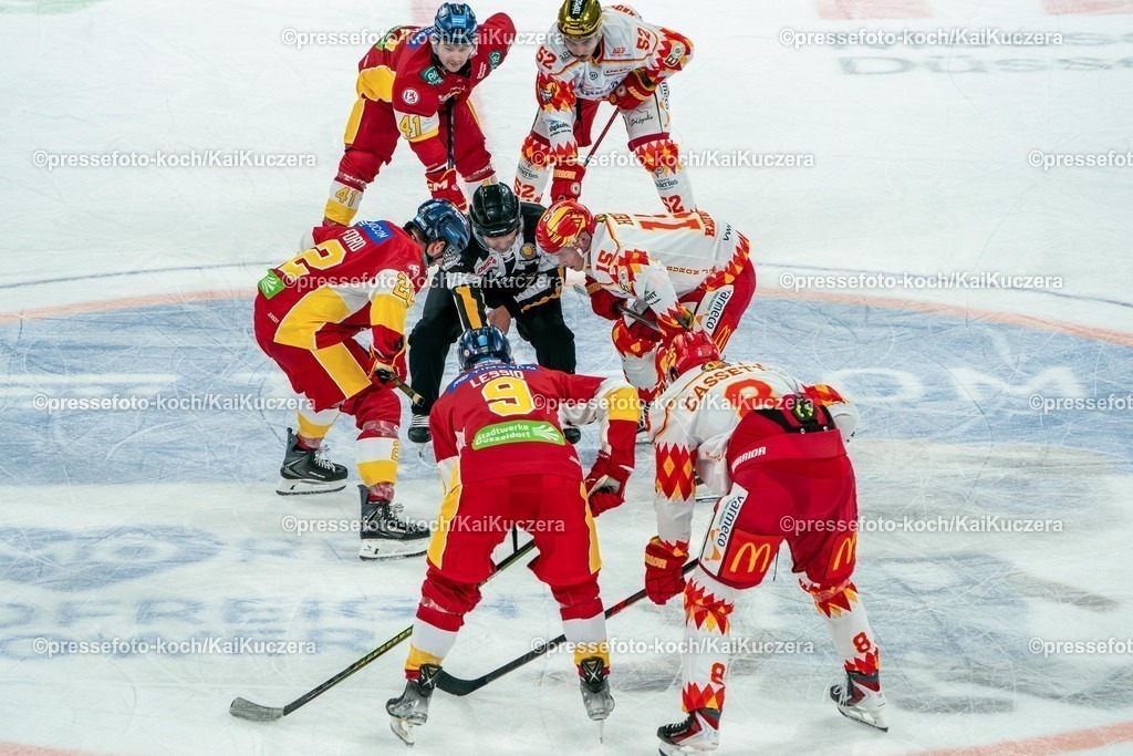 xKKU28092501122 | 28.09.2025, xKKUx, Eishockey, DEL2, Düsseldorfer EG - ESV Kaufbeuren, PSD-Bank Dome in Düsseldorf: Erik Bradford (DEG #22) Bully Nikolaus Heigl (Kaufbeuren #15) 