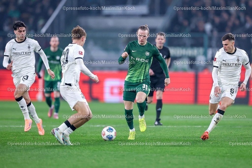 BMG13122501054 | 13.12.2025, Fußball, Borussia Mönchengladbach - VfL Wolfsburg, 1. Fußball Bundesliga, 14.Spieltag, Borussia-Park, Saison 2025 2026: Giovanni Reyna&nbsp;(Borussia Mönchengladbach #13) Luca Netz&nbsp;(Borussia Mönchengladbach #20) Yannik Engelhardt&nbsp;(Borussia Mönchengladbach #06) im Zweikampf gegen  Patrick Wimmer&nbsp;(VfL Wolfsburg #39)  DFB regulations prohibit any use of photographs as image sequences and or quasi-video.