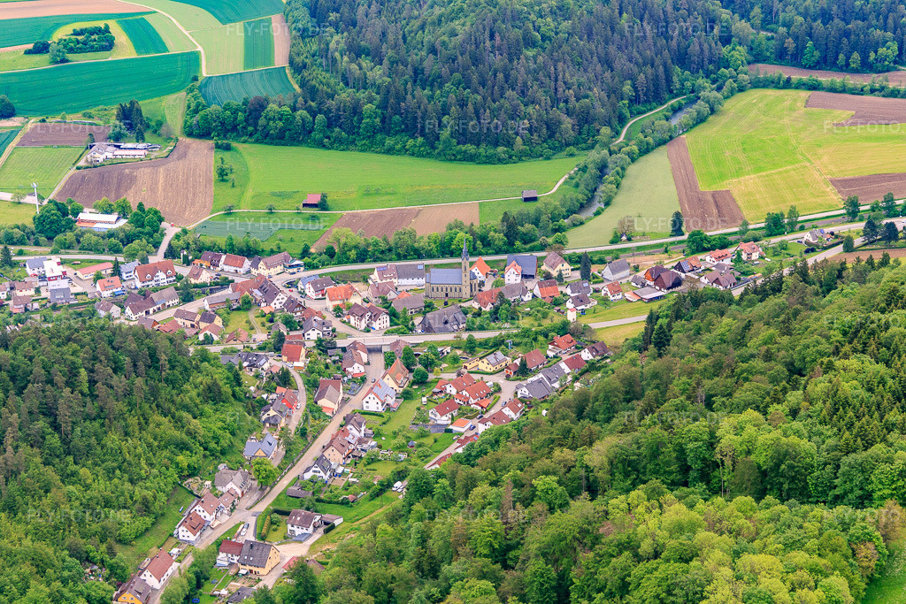 Luftbild: Ortsansicht von Westen im Ortsteil Altoberndorf in Oberndorf im Bundesland Baden-Württemberg in Deutschland. Foto: IMG_114617.jpg vom 31.05.2019 durch Werner Riehm/FLY-FOTO.de