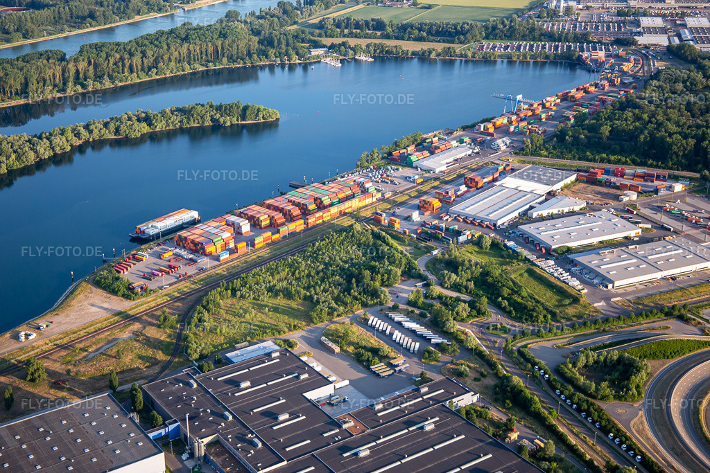Luftbild: Landeshafen Wörth und Industriegebiet Oberwald Contargo Wörth-Karlsruhe GmbH in Wörth am Rhein im Bundesland Rheinland-Pfalz in Deutschland. Foto: IMG_136266.jpg vom 07.06.2023 durch Werner Riehm/FLY-FOTO.deIhr Container-Hinterlandlogistik-Netzwerk in Europa | Contargo