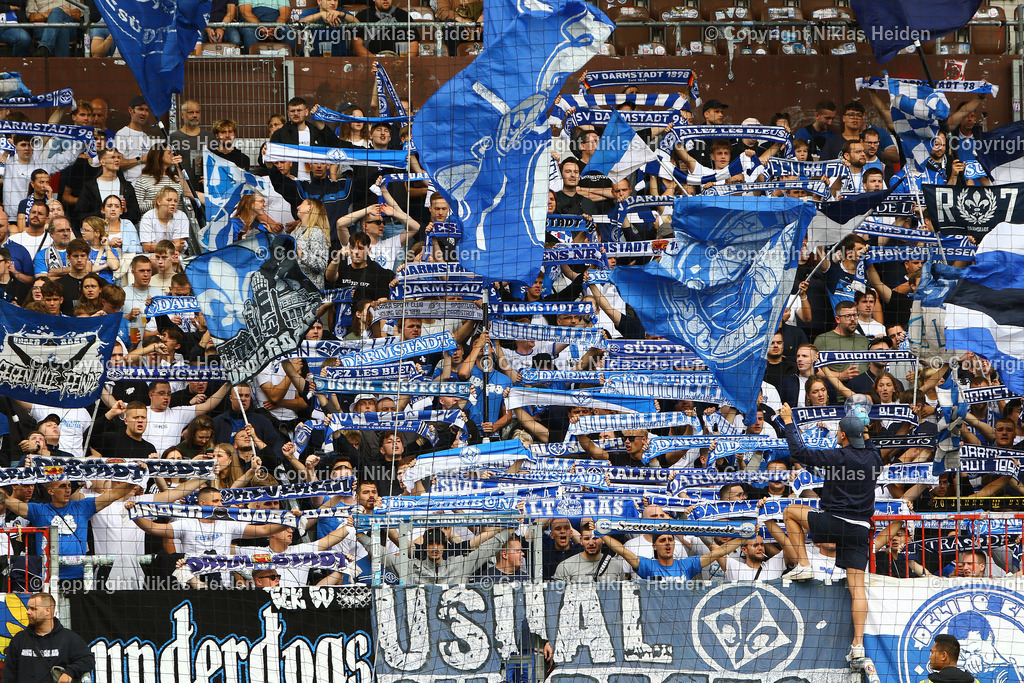 NH_Teutonia05_SVDarmstadt98_DFBPokal_18082024 | Fans des SV Darmstadt 98 im Millerntorstadion.Fußball I Herren I DFB-Pokal I Saison 2024-2025 I 1. Runde I FC Teutonia 05 - SV Darmstadt 98 I 18.08..2024 I Millerntorstadion