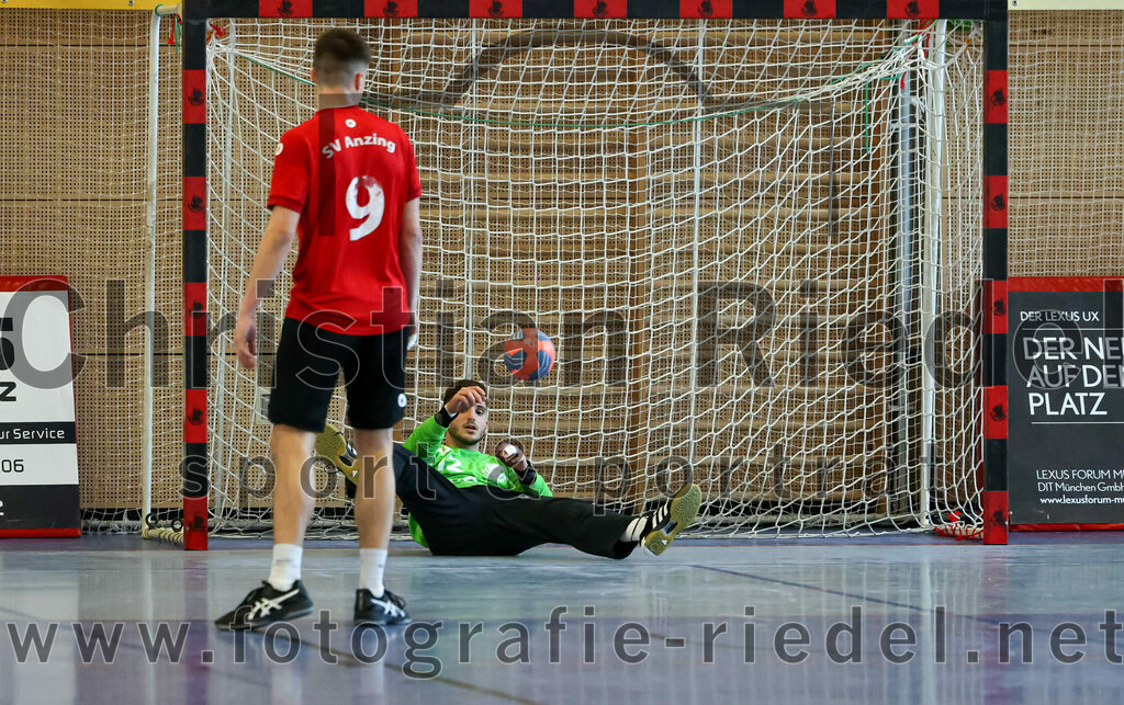 2022-12-17_025_SV_Anzing_gegen_TSV_Simbach | Anzing, Deutschland, 17.12.2022:
Handball, Bayernliga männliche A-Jugend 2022 / 2023, 9. Spieltag, SV Anzing gegen TSV Simbach, Endergebnis: 39:30

Andreas Lock (SV Anzing, #9), Torwart Tobias Baumann (SV Anzing, #12)

Foto: Christian Riedel / fotografie-riedel.net