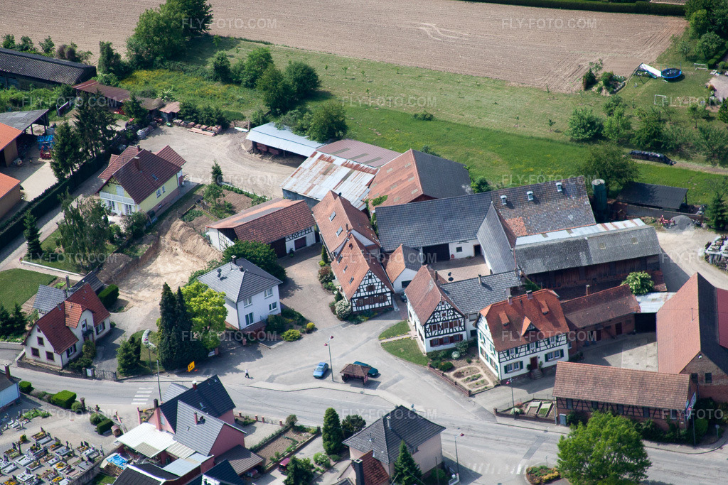Aerial view: Pl. Nd du Chêne in Niederlauterbach in the state Bas-Rhin, France. – Photo: IMG_40958(40937).jpg taken on 05/08/2011 by Werner Riehm/FLY-FOTO.com – Resolution of the original: 4752 x 3168 px