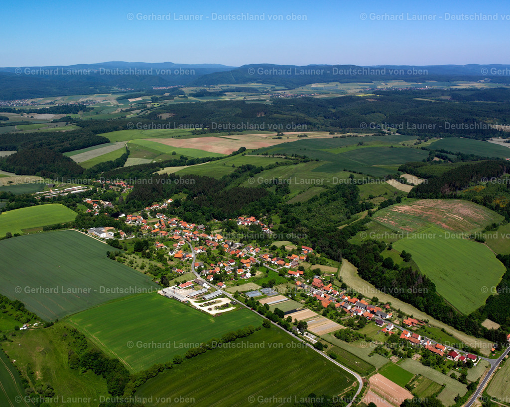 2634360 | SILKERODE 09.06.2006 Stadtansicht vom Stadtrand angrenzend an landwirtschaftliche Feldern  in Silkerode im Bundesland Thüringen, Deutschland // City view from the outskirts with adjacent agricultural fields  in Silkerode in the state Thuringia, Germany Foto: Gerhard Launer