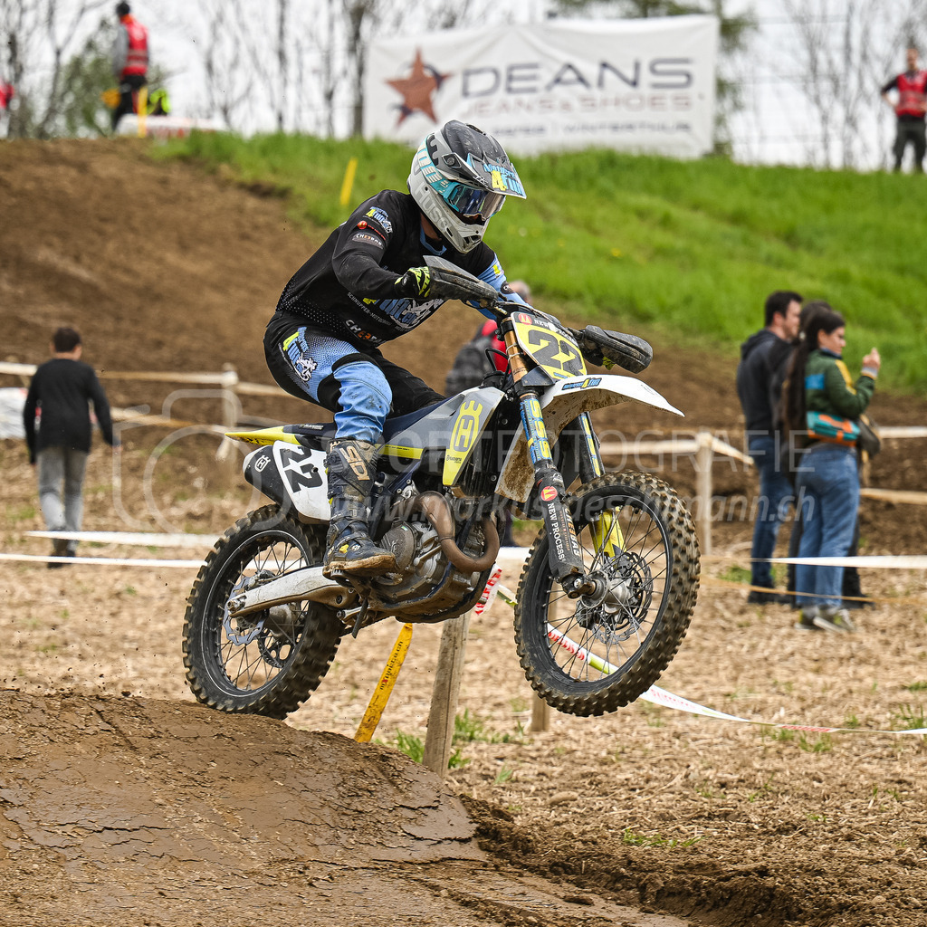 Motocross Schlatt bei Winterthur - 30. April 2023 | #22 Suter Levi aus Turbenthal (CH) auf Husqvarna in der Kategorie ProRace Serie am Motocross Schlatt bei Winterthur, 30. April 2023. 
Instagram: @mx_schlatt | @mc_wila | @sam_schweiz
Bild: Sportfotografie Markus Aeschimann | www.markus-aeschimann.ch - Realisiert mit Pictrs.com