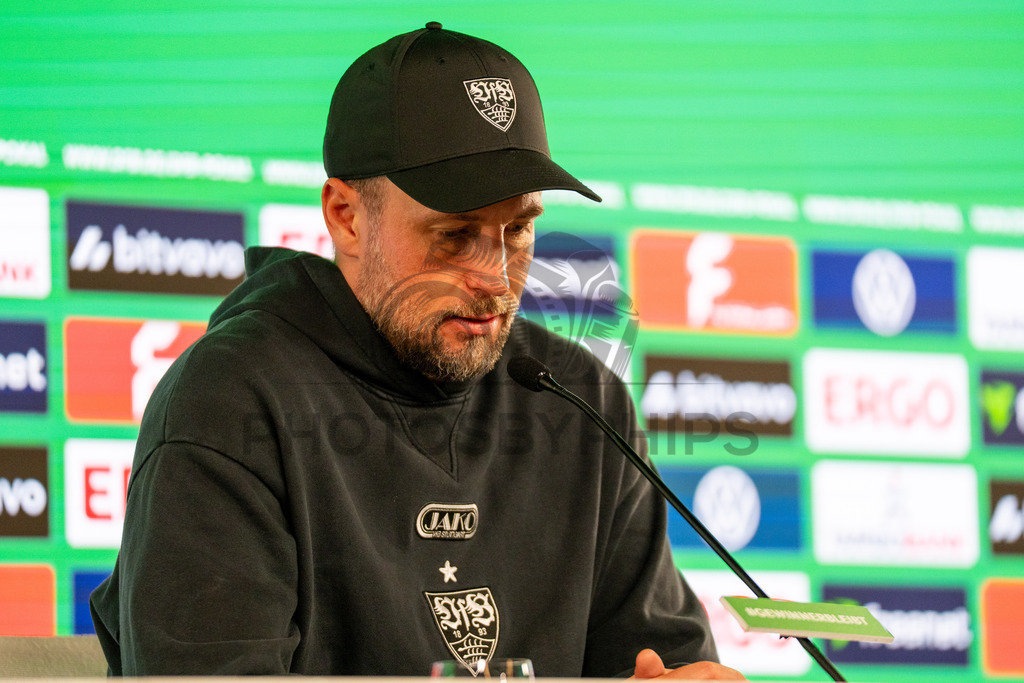 VfB Stuttgart vs. SC Freiburg, Fussball, DFB-Pokal, Halbfinale, 23.04.2026 | Sebastian Hoeness (Trainer VfB Stuttgart) bei der Pressekonferenz nach dem Einzug ins Pokalfinale,VfB Stuttgart vs. SC Freiburg, Fussball, DFB-Pokal, Halbfinale, 23.04.2026DFB regulations prohibit any use of photographs as image sequences and/or quasi-video
