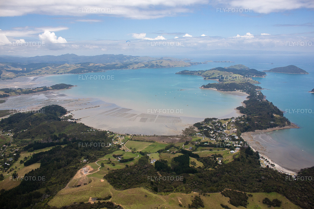 Luftbild: Meeres- Küste der Mcgregor Bucht in Coromandel im Bundesland Waikato in Neuseeland. Foto: IMG_55528.jpg vom 12.01.2013 durch Werner Riehm/FLY-FOTO.de