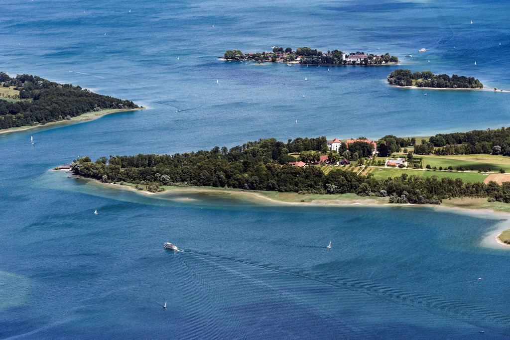 dr__0018566.jpg | CHIEMSEE 01.07.2017 See- Insel auf dem Chiemsee (Fraueninsel, Herreninsel und Krautinsel) in Chiemsee im Bundesland Bayern, Deutschland. // Lake Island on the Chiemsee (Fraueninsel, Herreninsel and Krautinsel) in Chiemsee in the state Bavaria, Germany. Foto: Daniel Reiter