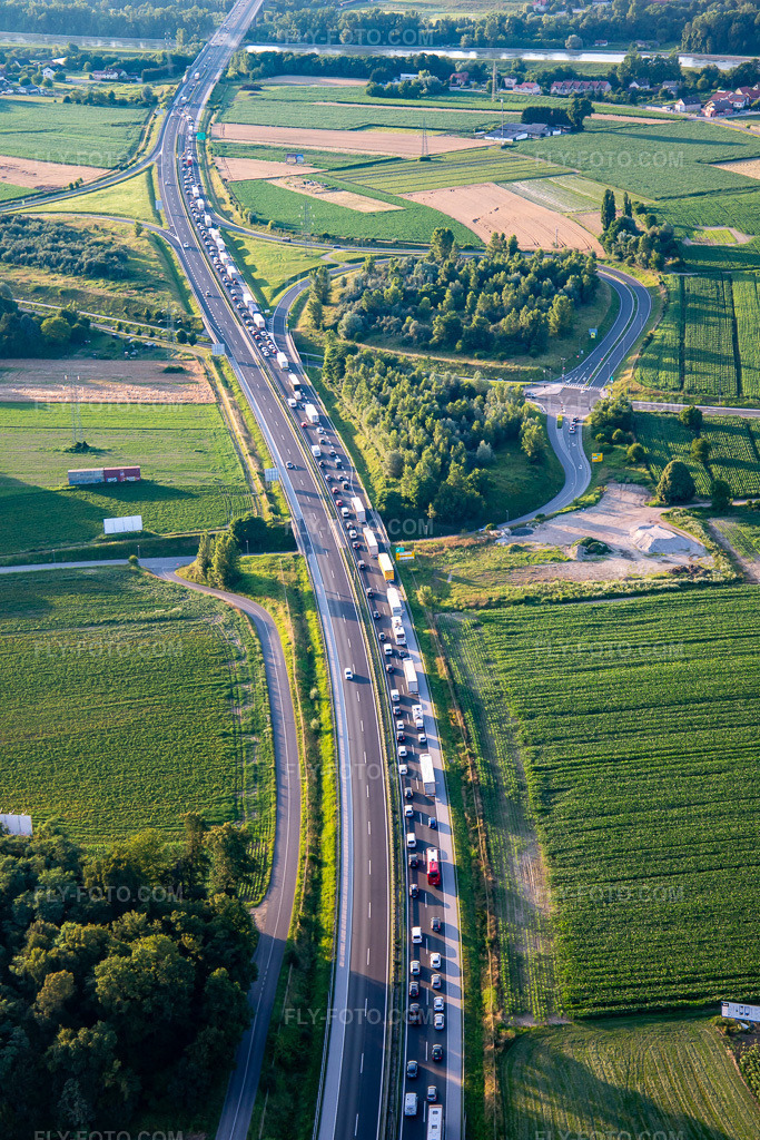 Aerial view: Traffic jam on the E59 in the district Zrkovci in Maribor in the state Slovenia, Slovenia.Photo: IMG_137384.jpg taken on 07/08/2023 by Werner Riehm/FLY-FOTO.comResolution of the original: 3648 x 5472 px