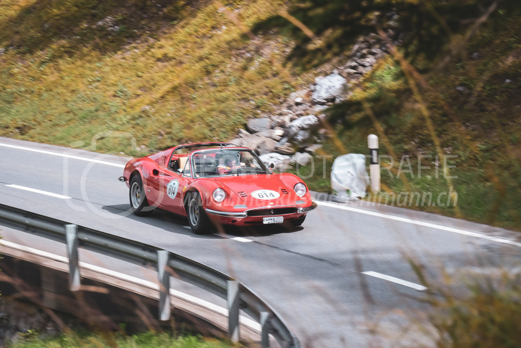 21. Arosa ClassicCar 2025 - 7. =September= 2025 | Hans Notter aus Boswil (SUI) in einem Ferrari Dino 246 GTS aus dem Jahre 1974 mit Startnummer 614 am Arosa ClassicCar 2025 in der Kategorie Demo..@arosaclassiccar, @arosa.official, #arosaclassiccar, #arosa, #76curves, #classiccarBild: Sportfotografie Markus Aeschimann | www.markus-aeschimann.ch - Realisiert mit Pictrs.com