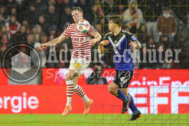 1. FC Köln vs Hamburger SV - 1. Bundesliga  | Köln, Deutschland, 02.11.25:   Marius Bülter (1. FC Köln) und Luka Vuskovic (Hamburger SV) im Kampf um den Ball waehrend des Spiels der Bundesliga zwischen  1. FC Köln vs Hamburger SV in der RheinEnergieStadion(Foto von Brauer-Fotoagentur / Adrian Schlueter)