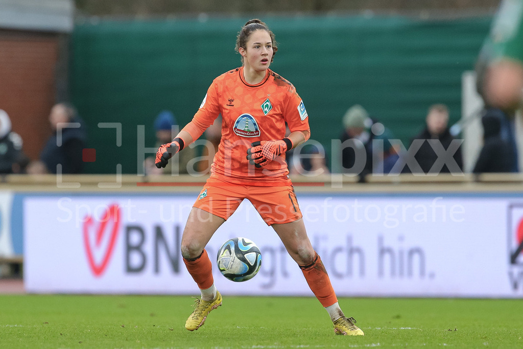 Fussball, Google Pixel Frauen-Bundesliga, SV Werder Bremen - 1. FC Nürnberg | v.li.: Livia Peng (Torhüterin, Torwart, SV Werder Bremen, 1) am Ball, Freisteller, Einzelbild, Ganzkörper, Aktion, Action, Spielszene, DIE DFB-RICHTLINIEN UNTERSAGEN JEGLICHE NUTZUNG VON FOTOS ALS SEQUENZBILDER UND/ODER VIDEOÄHNLICHE FOTOSTRECKEN. DFB REGULATIONS PROHIBIT ANY USE OF PHOTOGRAPHS AS IMAGE SEQUENCES AND/OR QUASI-VIDEO.