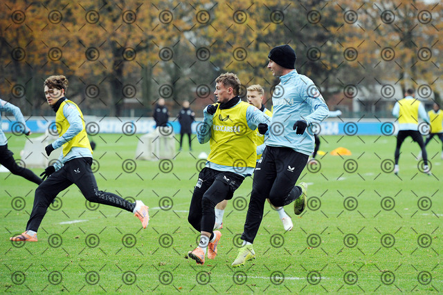 RGE_8168b | Hertha BSC, 2.Bundesliga, Herren, Saison 2025/26, Training, Montag 17.11. 2025,  Michael Cuisance ( Hertha BSC ), Paul Seguin ( Hertha BSC ),   Fotograf:   Ralf Gebhardt - Realisiert mit Pictrs.com