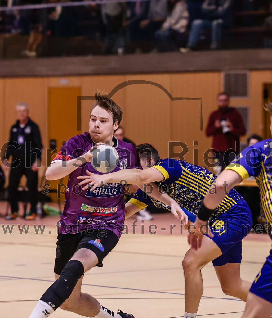 2024-12-14_017_SpVgg_Altenerding_gegen_MTV_Pfaffenhofen | Erding, Deutschland, 14.12.2024:Handball, Bezirksoberliga Männer 2024 / 2025, 10. Spieltag, SpVgg Altenerding gegen MTV Pfaffenhofen, Endergebnis: 32:30Niklas Fleps (SpVgg Altenerding, #17), Florian Ostler (MTV Pfaffenhofen, #18)Foto: Christian Riedel / fotografie-riedel.net