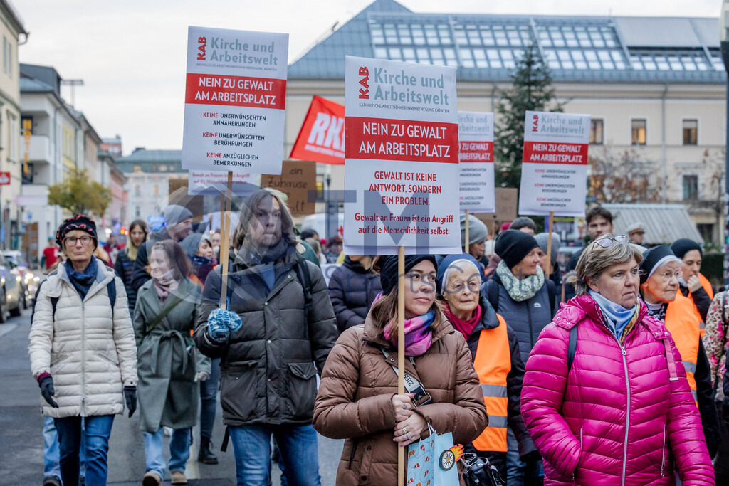 R06_2525 | 29.NOV.24-Protestmarsch gegen Gewalt-Copyright: Katholische Kirche Kärnten/Denk Dich Neu/Trainproduction/Matthias Trinkl