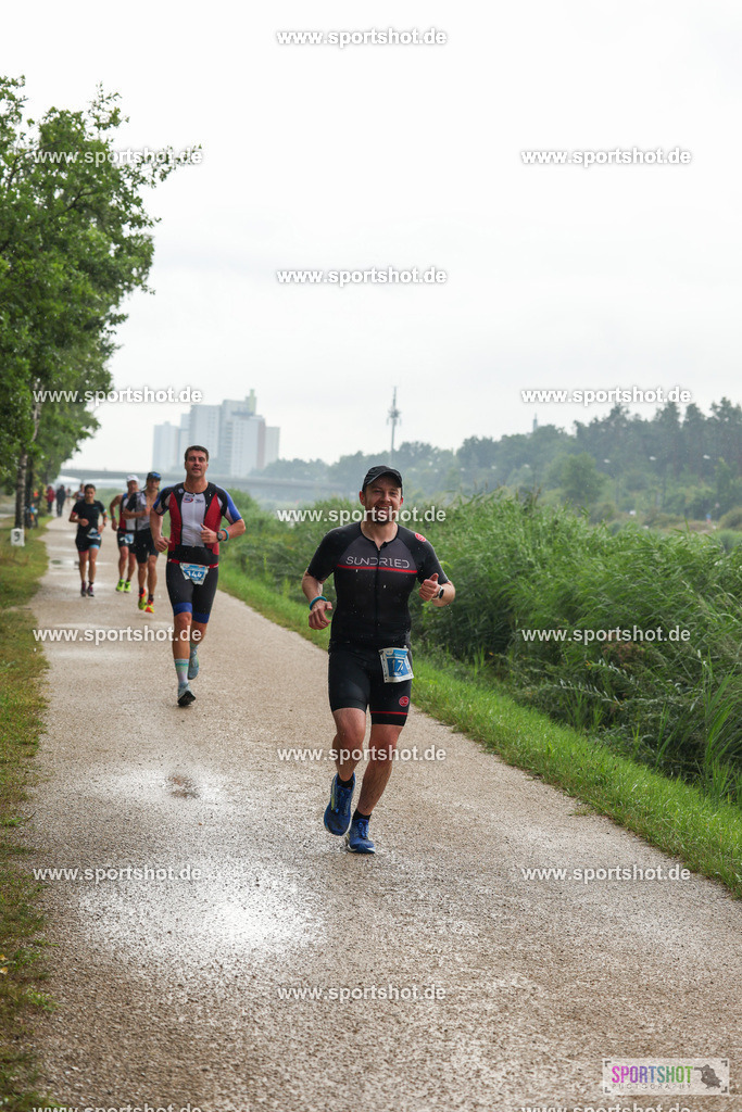 LUR_1101 | 34. M-net Erlanger Triathlon 2025 #erlangertriathlon  #mnettriathlon2025 #mnettriathlon #team #olympischedistanz #mitteldistanz #triathlon #maindonaukanal  #erlangertriathlon2025 #yourpictrs #tv1848 #tv1848erlangen  #triathlonbayern #sportinerlangen #demsportverbunden #sportshot_your_pictrs Copyright: www.sportshot.de