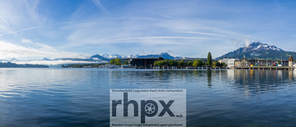 Luzern Panorama mit Pilatus und Vierwaldstättersee | Panoramablick über den Vierwaldstättersee auf Luzern mit KKL, Altstadt, Pilatus und ruhiger Wasserfläche im Vordergrund. - Realisiert mit Pictrs.com