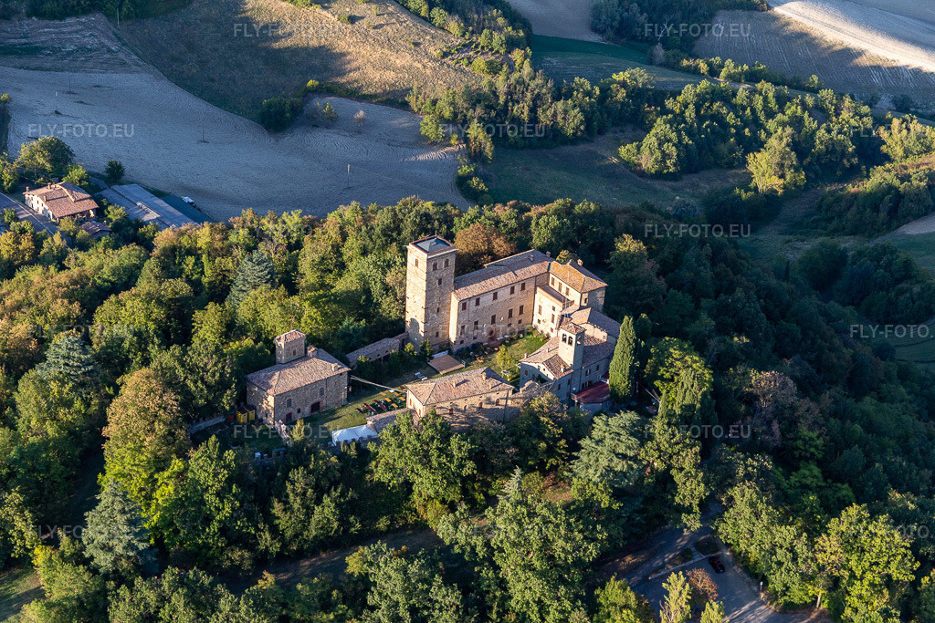 Vue aérienne: Château de Montegibbio Château de Montegibbio à le quartier Il Poggio in Sassuolo dans le département Modena, Italie – .Photo: IMG_134657.jpg prise le 19/09/2022 par Werner Riehm/FLY-FOTO.eu – Résolution de l'original: 5472 x 3648 px – Castello Di Montegibbio