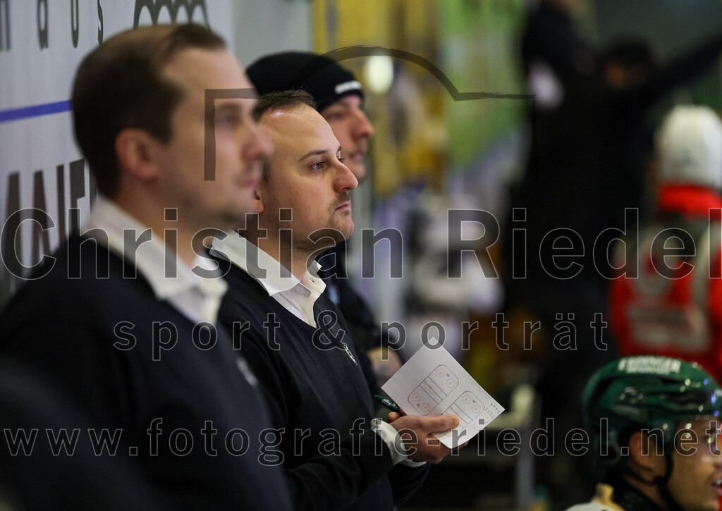 2025-11-02_091_TSV_Erding_gegen_EV_Fuessen | Erding, Deutschland, 02.11.2025:Eishockey, Oberliga Süd 2025 / 2026, 15. Spieltag, TSV Erding gegen EV Füssen, Endergebnis: 2:6Co-Trainer Maximilian Helling (Erding Gladiators)Foto: Christian Riedel / fotografie-riedel.net
