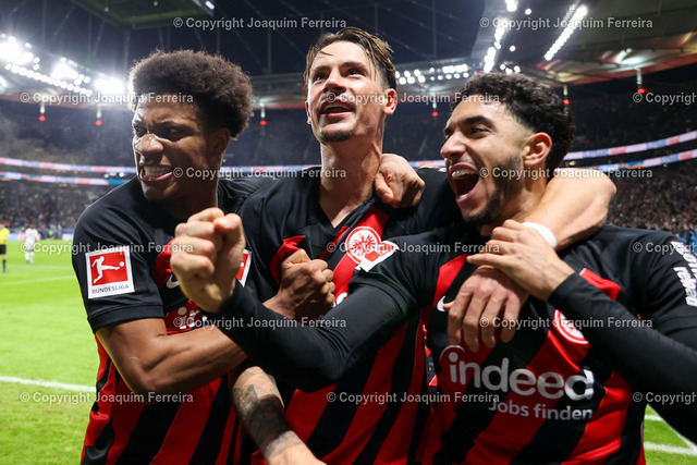 DX3_1174 | 20.12.2023 Fussball 1.Bundesliga 16.Spieltag Eintracht Frankfurt - Borussia Mönchengladbach v.l.,Jessic Ngankam (Eintracht Frankfurt), Robin Koch (Eintracht Frankfurt), Omar Marmousch (Eintracht Frankfurt),  Torjubel, Goal celebration, celebrate the goal 
 - Realisiert mit Pictrs.com