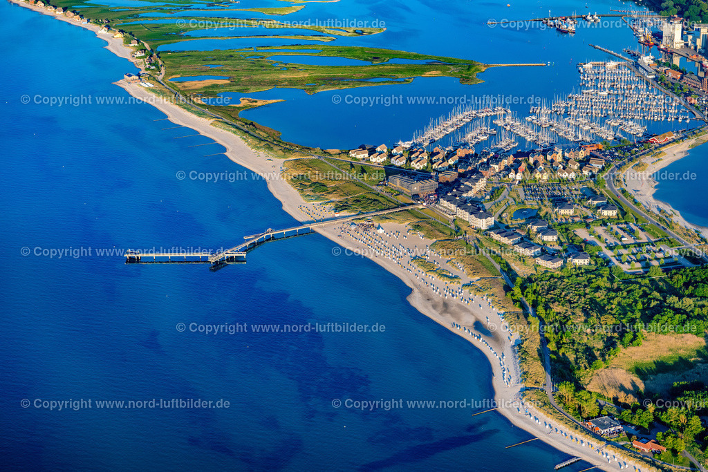Heiligenhafen_ELS_9068030622 | HEILIGENHAFEN 03.06.2022 Ortsansicht der Straßen und Häuser Ferienanlage StranResort Seebrücke Heiligenhafen an der Ostsee- Küste im Bundesland Schleswig-Holstein. // City view of the streets and houses Ferienanlage StranResort pier Heiligenhafen on the Baltic Sea coast in the state of Schleswig-Holstein. Foto: Martin Elsen