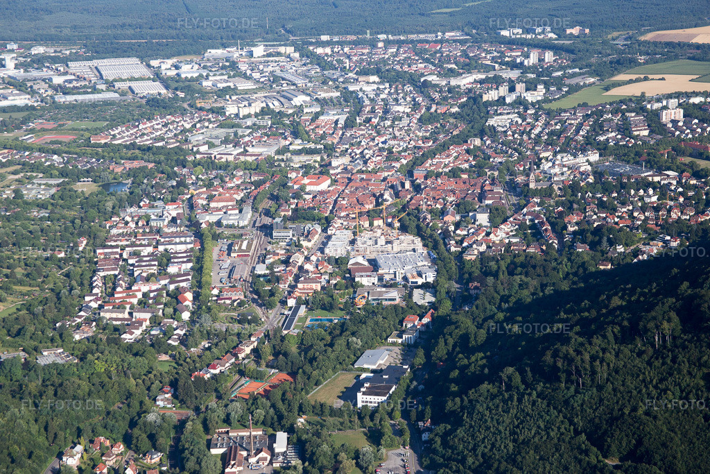 Luftbild: Ettlingen vom Albtal aus in Ettlingen im Bundesland Baden-Württemberg in Deutschland. Foto: IMG_083988.jpg vom 26.07.2015 durch Werner Riehm/FLY-FOTO.de