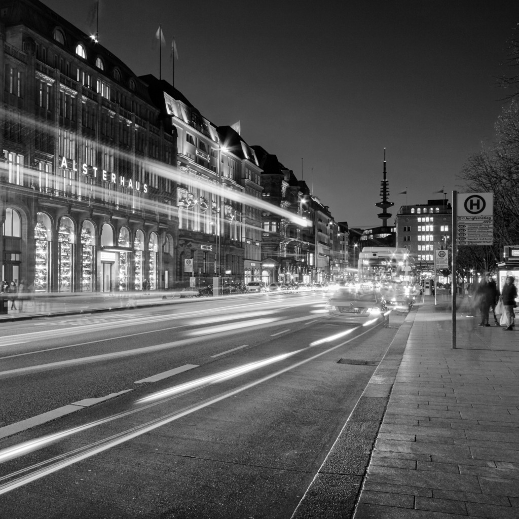 hamburg leinwand schwarzweiss jungfernstieg bei  nacht | Kaufen Sie Hamburg Bilder und Hamburg Fotos auf Leinwand, Acrylglas, Alu-Dibond, oder als Poster in Hamburgs großer Onlinegalerie. Elbphilharmonie Bilder, Hamburger Hafen, Speicherstadt, Alster und viel mehr.