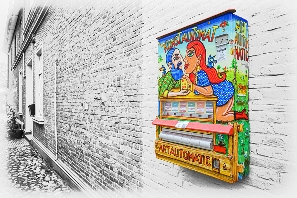 Kunst-Automat | Ein umfunktionierter Zigarettenautomat, poppig bemalt an einer Hauswand in der Straße Heisterberg in Meldorf. Aus dem Kunstautomaten kann man für einen geringen Betrag kleine Kunstwerke ziehen. — Auflösung des Originals: 8256 x 5504 px. - Realisiert mit Pictrs.com