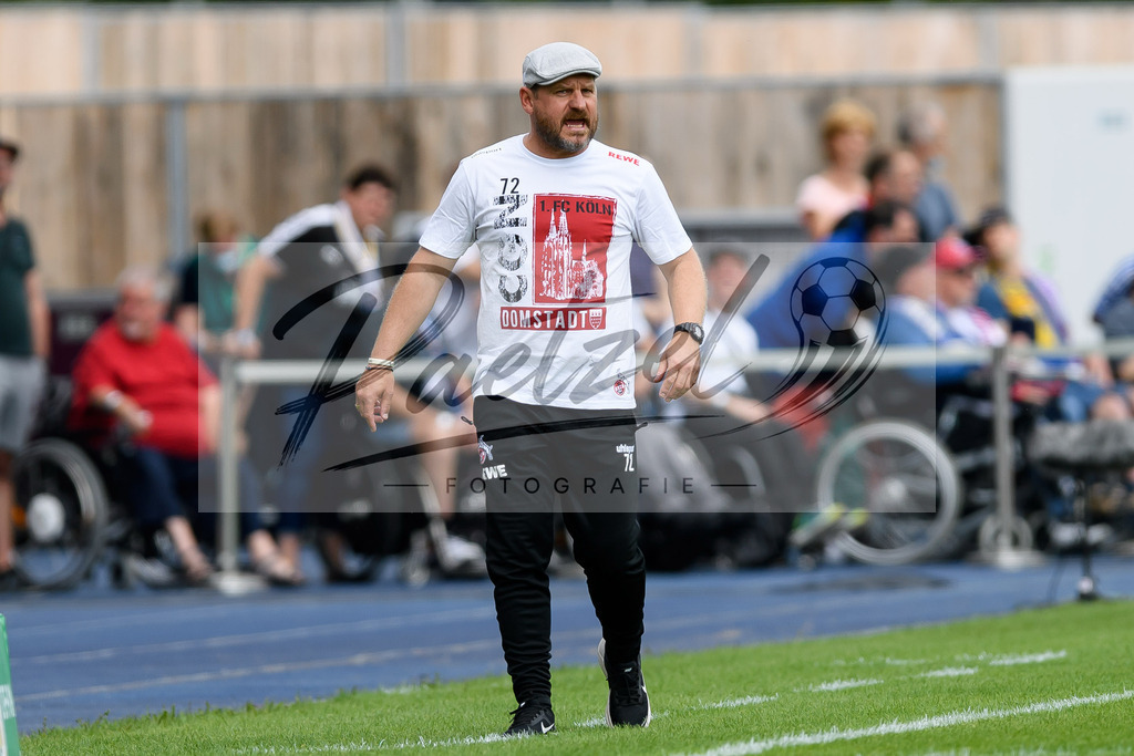 JENKOE20210808_117 | Fussball, Herren: Trainer Steffen Baumgart (1. FC Koeln) schaut beim Spiel der 1. Runde im DFB-Pokal zwischen FC Carl Zeiss Jena und 1. FC Koeln im Ernst-Abbe-Sportfeld am 08.08.2021 in Jena, Deutschland.DFB / DFL REGULATIONS PROHIBIT ANY USE OF PHOTOGRAPHS AS IMAGE SEQUENCES AND/OR QUASI-VIDEO. - Realisiert mit Pictrs.com