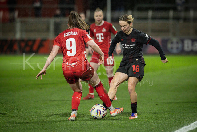 Frauen Fußball-Bundesliga; Bayer 04 Leverkusen - 1. FC Köln, 13.02.2026 | Sofie Zdebel (Bayer 04 Leverkusen, 16) und Adriana Achcinska (1. FC Köln, 9) im Zweikampf; Bayer 04 Leverkusen - 1. FC Köln an Spieltag 18 der Google Pixel Frauen-Bundesliga am 13.02.2026 im Ulrich-Haberland-Stadion in Leverkusen (Nordrhein-Westfalen). DFL REGULATIONS PROHIBIT ANY USE OF PHOTOGRAPHS AS IMAGE SEQUENCES AND/OR QUASI-VIDEO.