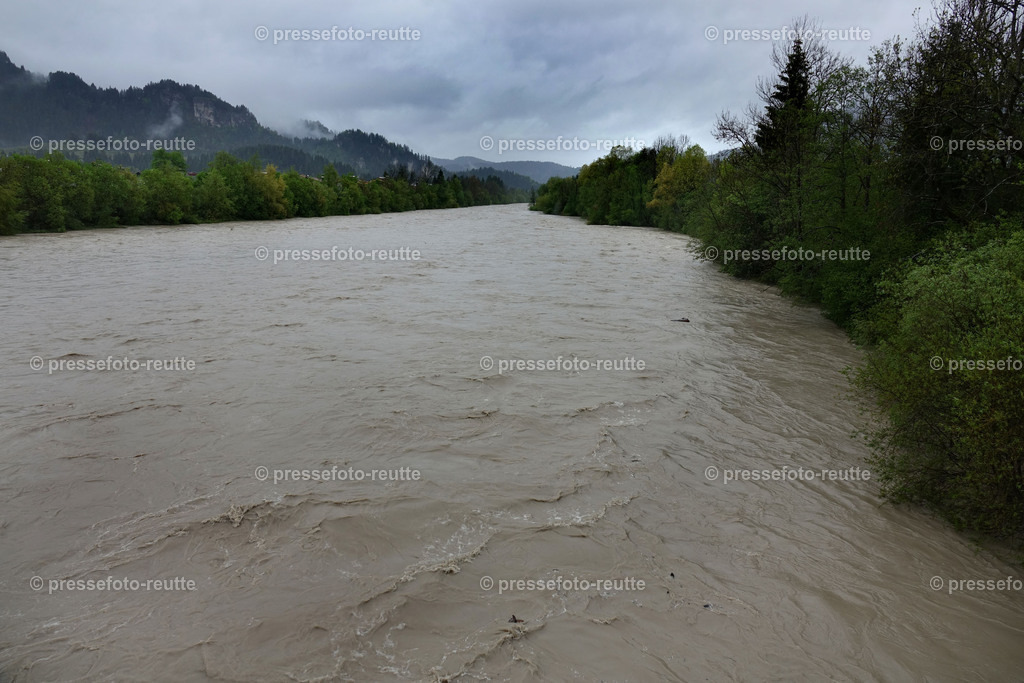 welltvi-Lechbruecke_Reutte-Lechaschau-Hochwasser-21052019-DSD01477 | Info aus dem Bezirk Reutte/Ausserfern Tirol sowie eine umfangreiche Bilddatenbank über die gesamte Region: Lechtal, Talkessel Reutte, Tannheimertal, Zwischentoren. Lech, Plansee, Zugspitze, Grenztunnel, B179, Fernpassstraße, Verkehr, Lawinen, Tradition, - Realisiert mit Pictrs.com