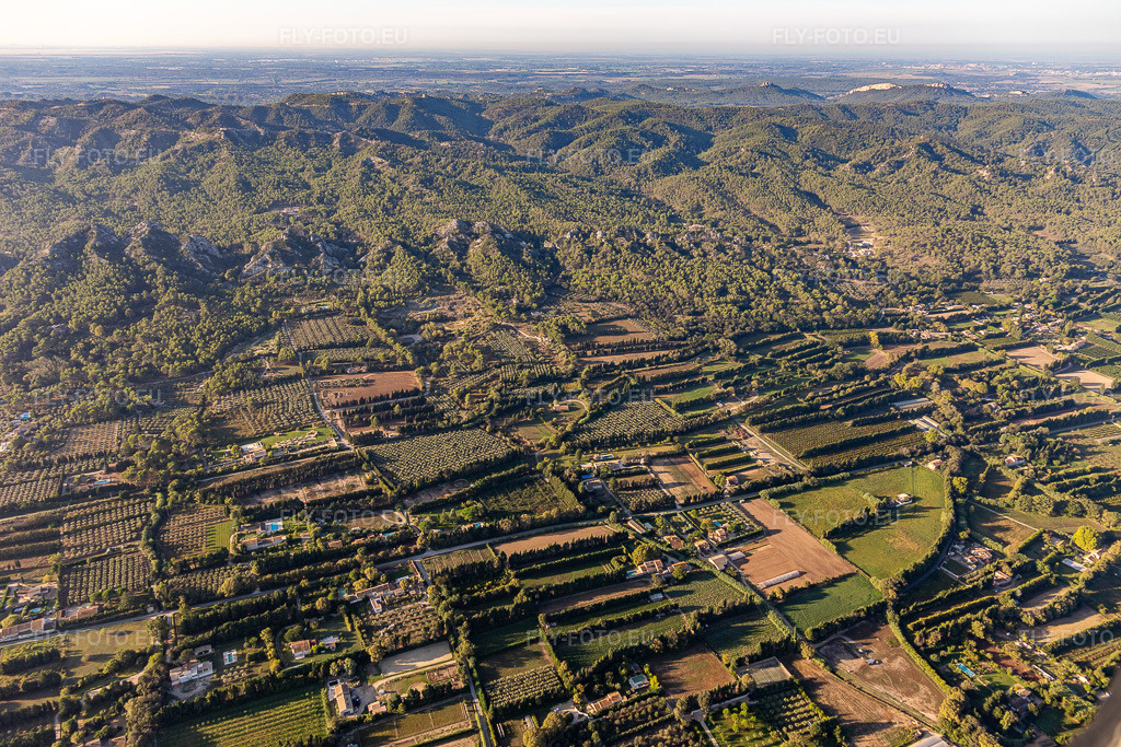Vue aérienne: Massif des Alpilles à le quartier Les Écarts in Saint-Rémy-de-Provence dans le département Bouches du Rhône, France. Photo: IMG_129641.jpg prise le 23/09/2021 par Werner Riehm/FLY-FOTO.eu – Résolution de l'original: 5472 x 3648 px