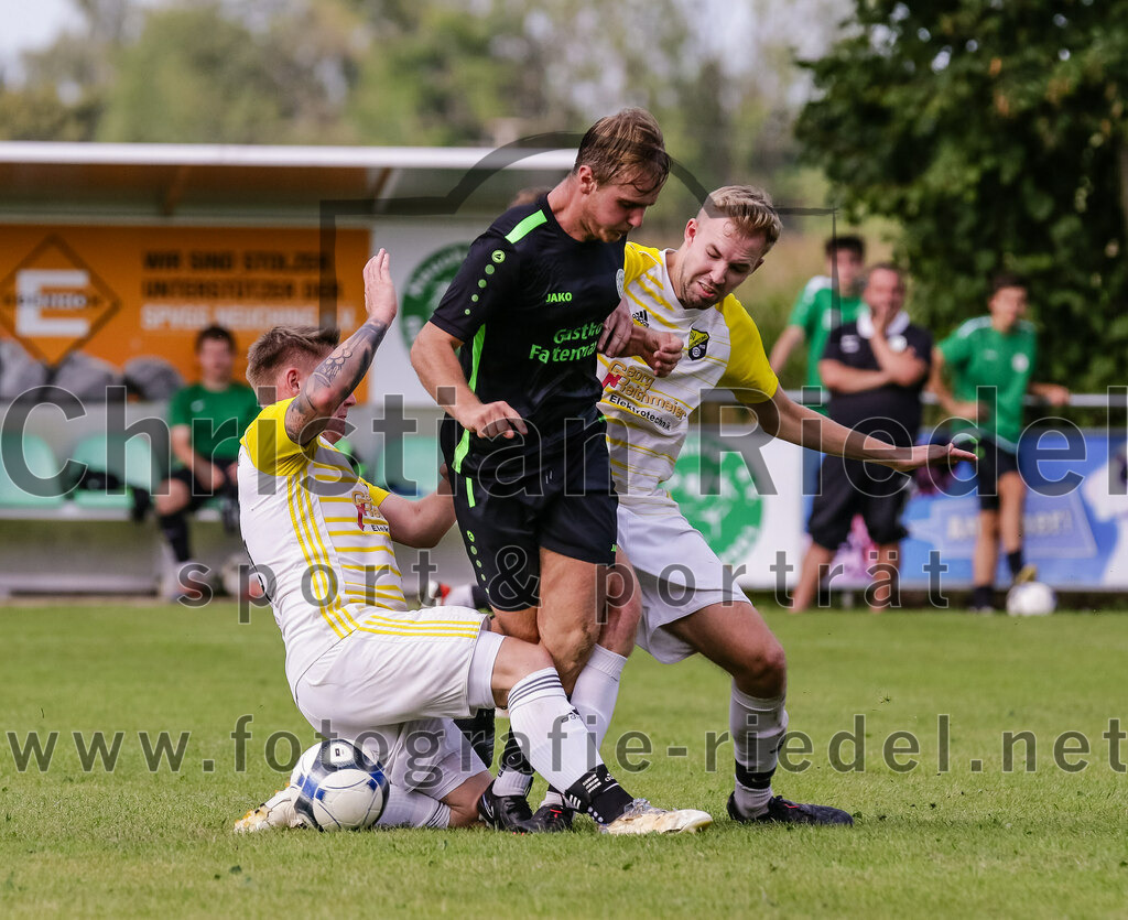 2023-09-17_030_SpVgg_Neuching_gegen_FC_Langenpreising | Neuching, Deutschland, 17.09.2023:
Fußball, A-Klasse 2023 / 2024, 7. Spieltag, SpVgg Neuching gegen SpVgg Langenpreising, Endergebnis: 5:1

Sebastian Michel (SpVgg Langenpreising, #15), Johannes Graf (SpVgg Neuching, #8), Maximilian Hösl (SpVgg Langenpreising, #6)

Foto: Christian Riedel / fotografie-riedel.net