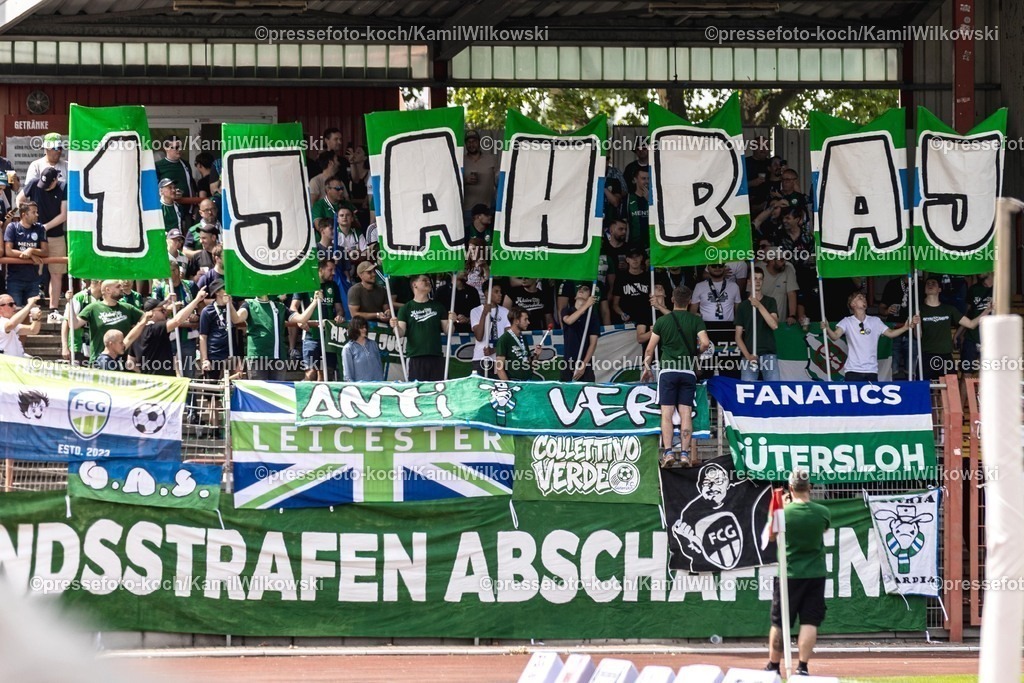 xKWI26072501012 | 26.07.2025, xkwix, Fußball, Regionalliga-West, Rot-Weiß Oberhausen - FC Gütersloh, Stadion Niederrhein: Choreografie der mitgereisten FC Gütersloh Fans