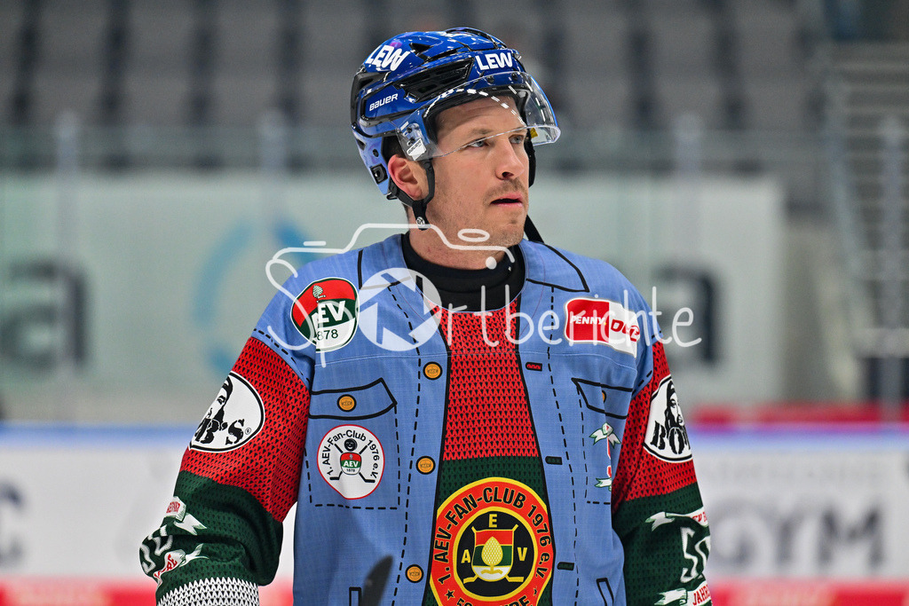 Augsburger Panther - Kölner Haie | im Bild T. J. TREVELYAN (Augsburger Panther #24) beim warmup vor der Partie / Einzelfoto / Freisteller / DEL: Augsburger Panther - Kölner Haie; Curt Frenzel Stadion am 26.09.2025