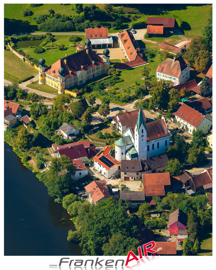 Schrägluftbild  Kirche Ramspau  Regenstauf - Das Luftbild wurde 2025 vom UL-Flugzeug heraus erstellt ( keine Drohne ) - Hochauflösende Luftaufnahme -Nicht vergleichbar mit Google Maps oder Satelittenbilder- Die Geschenkidee !Mit Lizenz und Bildrechte bestellbar