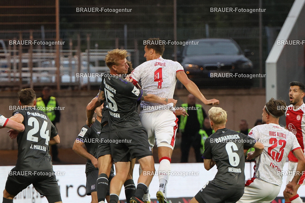 Rot-Weiss Essen - VFL Osnabrück | Essen, Deutschland, 17.09.2025 Bjarke Jacobsen (VFL Osnabrück) mit Michael Schultz  (Rot-Weiss Essen) im Kampf um den Ballwährend des 3.Liga Spiels zwischen  Rot-Weiss Essen und VFL Osnabrück am 17.09.2025 im Stadion an der Hafenstraße in Essen. (Foto von Timo Bluhmki-Schmidt/Brauer Fotoagentur