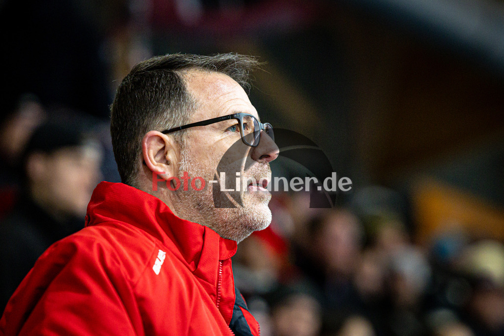 Peißenberg MINERS gegen ESC Kempten SHARKS | Eishockey Bayernliga 2025/26 Vorrunde 12. Spieltag, Peißenberg MINERS gegen ESC Kempten SHARKS, 20251121,Andreas BECHER (MINERS Trainer) auf der Spielerbank, Portrait, Trainer,2025-11-21 in Peißenberg (flatbuy Arena Peißenberg), Andreas BECHER (MINERS Trainer)Copyright: WolfgangxLindner www.foto-lindner.de
