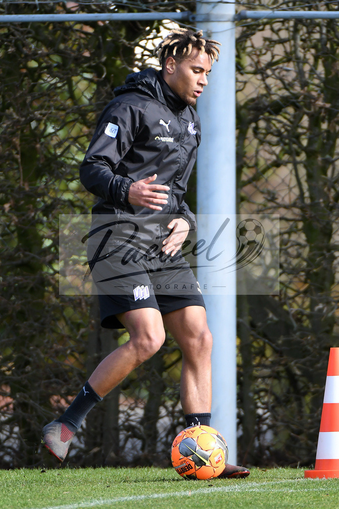 20200302_TRAOSN_0084 | Fussball, Herren: Etienne Amenyido (VfL Osnabrueck) in Aktion, am Ball, Einzelaktion waehrend der Trainingseinheit des VfL Osnabrueck im Sportpark Illoshoehe am 02.03.2020 in Osnabrueck, Deutschland. - Realisiert mit Pictrs.com