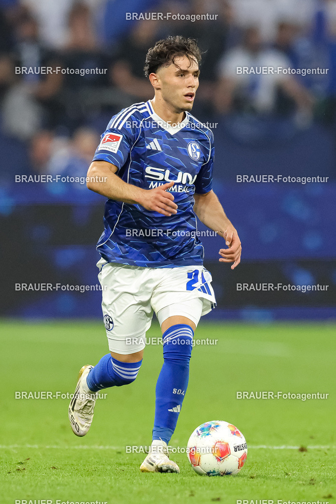 1_S04BER_20250801_1979.JPG -  - FC Schalke 04 - Hertha BSC Berlin - 2. Bundesliga | Gelsenkirchen, Deutschland, 01.08.25: Soufiane El-Faouzi (FC Schalke 04) in Aktion, am Ball, Einzelaktion waehrend des Spiels der 2. Bundesliga zwischen FC Schalke 04 - Hertha BSC Berlin in der Veltins-Arena am 01. August 2025 in Gelsenkirchen, Deutschland. (Foto von Stefan Brauer/Brauer-Fotoagentur)DFB/DFL REGULATIONS PROHIBIT ANY USE OF PHOTOGRAPHS AS IMAGE SEQUENCES AND/OR QUASI-VIDEO.