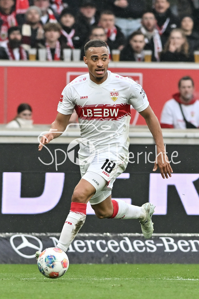 VfB Stuttgart - Hamburger SV | STUTTGART, GERMANY - 12. APRIL: with ball Jamie LEWELING (VfB Stuttgart 18) during the Bundesliga Match between VfB Stuttgart vs. Hamburger SV on Matchday 29 at MHP Arena / DFL REGULATIONS PROHIBIT ANY USE OF PHOTOGRAPHS AS IMAGE SEQUENCES AND/OR QUASI-VIDEO