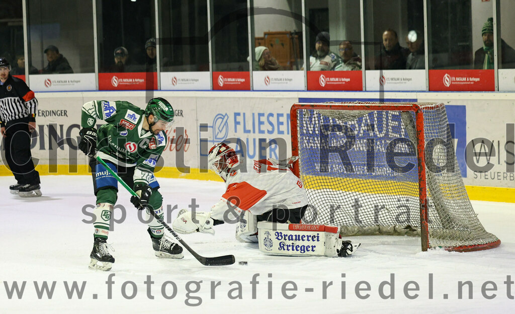 2024-01-12_105_TSV_Erding_gegen_EV_Dingolfing | Erding, Deutschland, 12.01.2024:
Eishockey, Bayernliga Vorrunde 2023 / 2024, 24. Spieltag, TSV Erding gegen EV Dingolfing, Endergebnis: 10:2

Philipp Michl (Erding Gladiators, #77), Dennis Jedrus (EV Dingolfing, #1)

Foto: Christian Riedel / fotografie-riedel.net