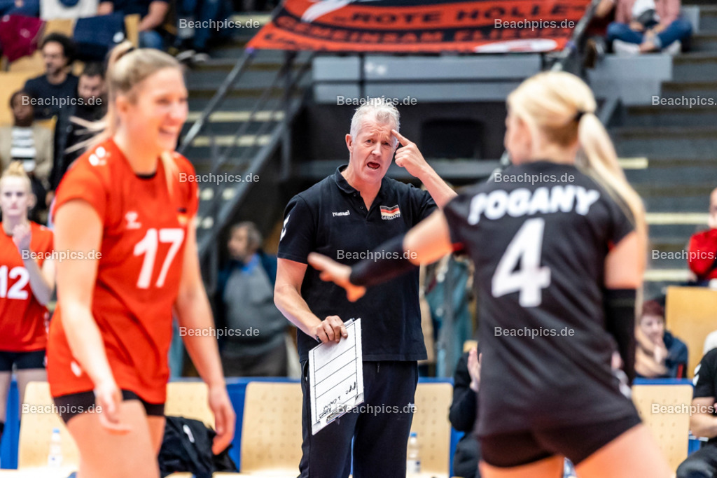 2022-00063388-Testspiel-Deutschland-Brasilien | Finger an der Stirn, Vital HEYNEN (Bundestrainer) GER, 17.09.2022; Berlin Foto: Gerold Rebsch - www.beachpics.de
