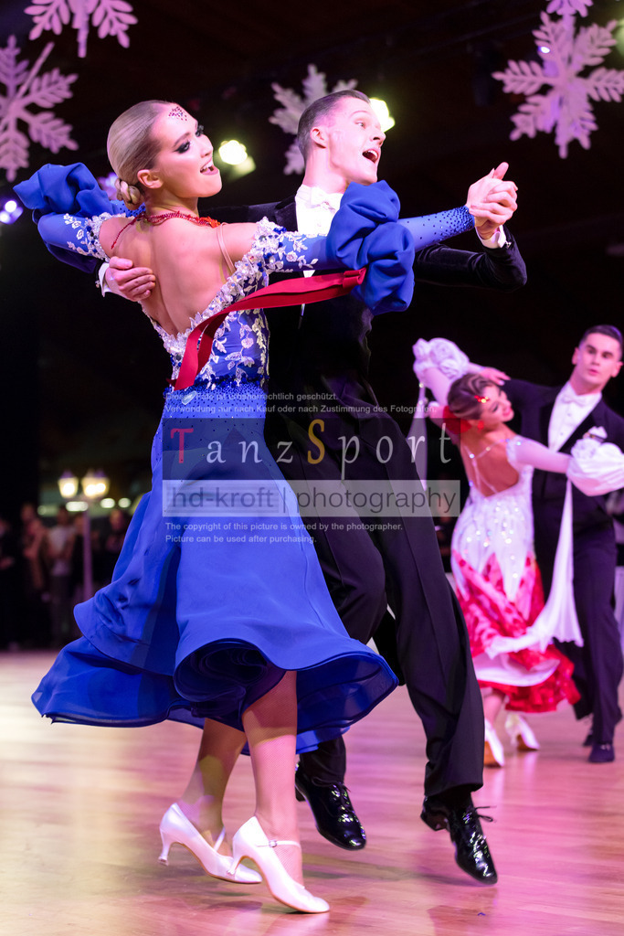 20241215_WDSF_Int_Open_Std-Riga-9901 | Tanzsportbilder, Standardtanz, Lateintanz, WDSF, DTV, LTVB, dancecomp, goc, hessen tanzt, blaues band der spree, walzer, tango, wiener walzer, slowfox, quickstepp, samba, rumba, cha-cha-cha, paso doble. jive, hd-kroft photography, turniertanzsport