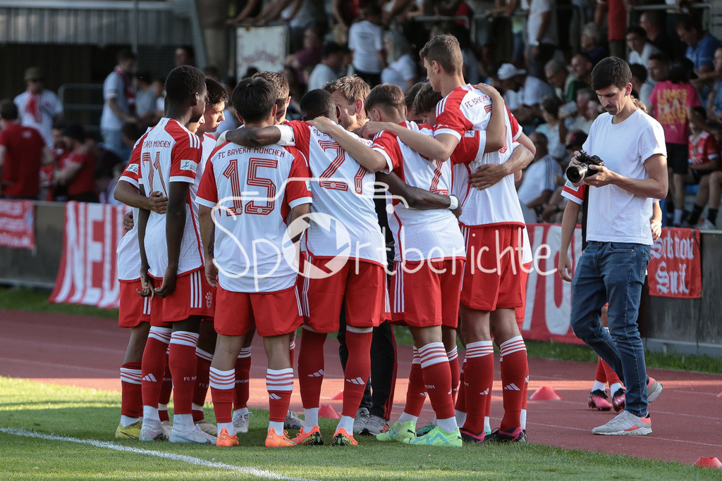 FC Pinzgau Saalfelden - FC Bayern Amateure | Das Team aus Muenchen bespricht sich nochmal vor Beginn der zweiten Halbzeit